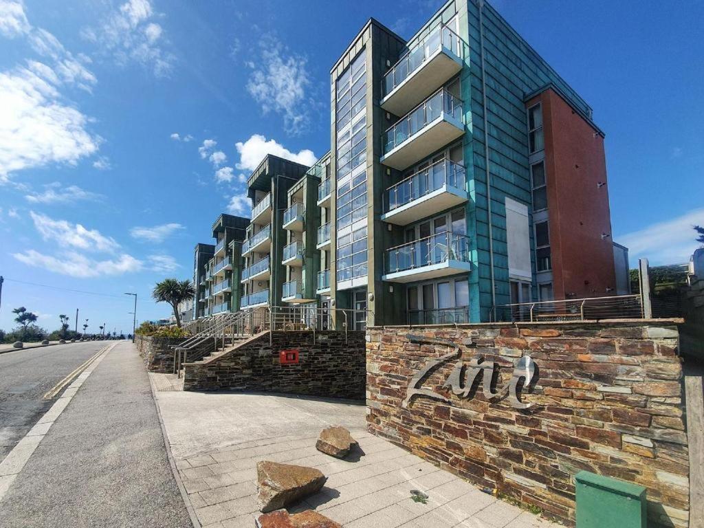 Apartment 100M From Fistral Beach- Underground Parking-Surf Shower & Locker- Sleeps 6 New Quay Buitenkant foto