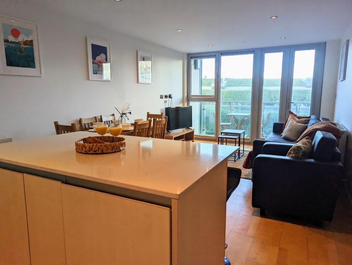 Apartment 100M From Fistral Beach- Underground Parking-Surf Shower & Locker- Sleeps 6 New Quay Buitenkant foto