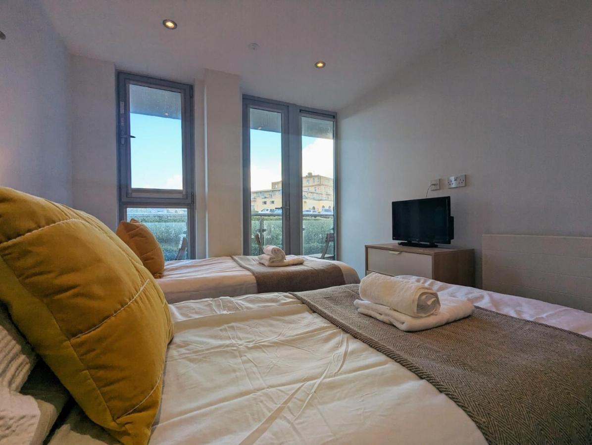 Apartment 100M From Fistral Beach- Underground Parking-Surf Shower & Locker- Sleeps 6 New Quay Buitenkant foto