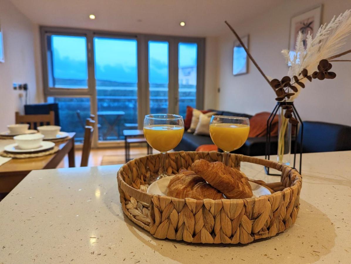 Apartment 100M From Fistral Beach- Underground Parking-Surf Shower & Locker- Sleeps 6 New Quay Buitenkant foto