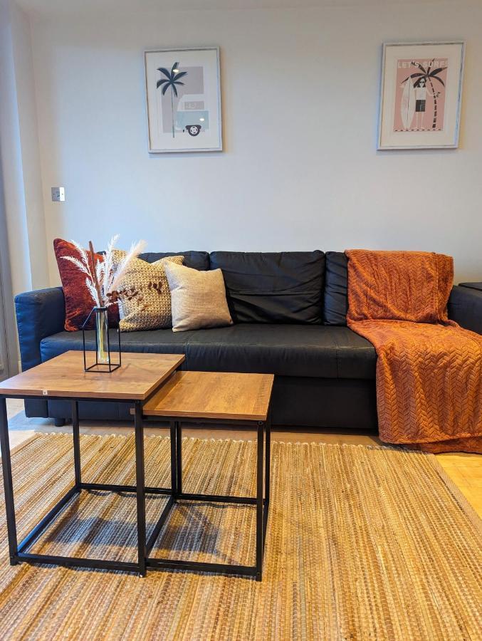 Apartment 100M From Fistral Beach- Underground Parking-Surf Shower & Locker- Sleeps 6 New Quay Buitenkant foto
