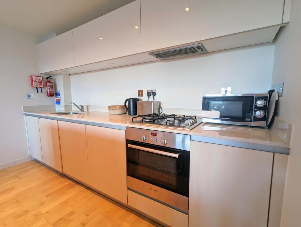 Apartment 100M From Fistral Beach- Underground Parking-Surf Shower & Locker- Sleeps 6 New Quay Buitenkant foto