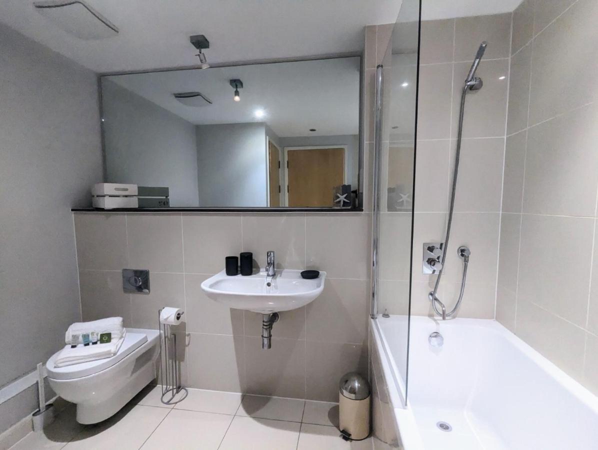Apartment 100M From Fistral Beach- Underground Parking-Surf Shower & Locker- Sleeps 6 New Quay Buitenkant foto