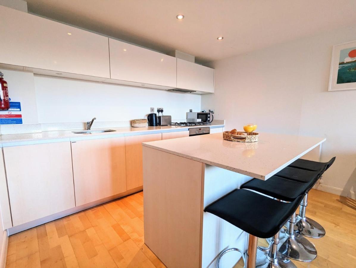 Apartment 100M From Fistral Beach- Underground Parking-Surf Shower & Locker- Sleeps 6 New Quay Buitenkant foto