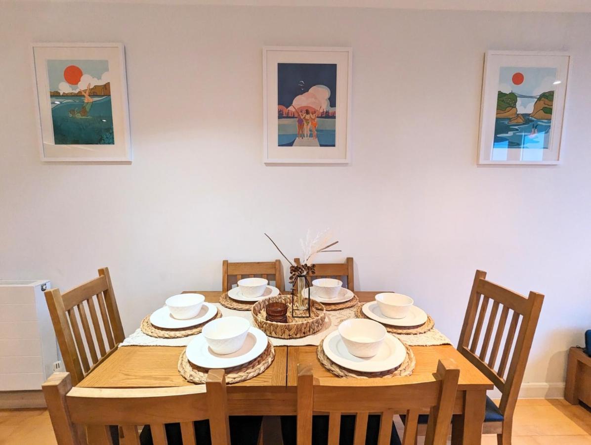 Apartment 100M From Fistral Beach- Underground Parking-Surf Shower & Locker- Sleeps 6 New Quay Buitenkant foto