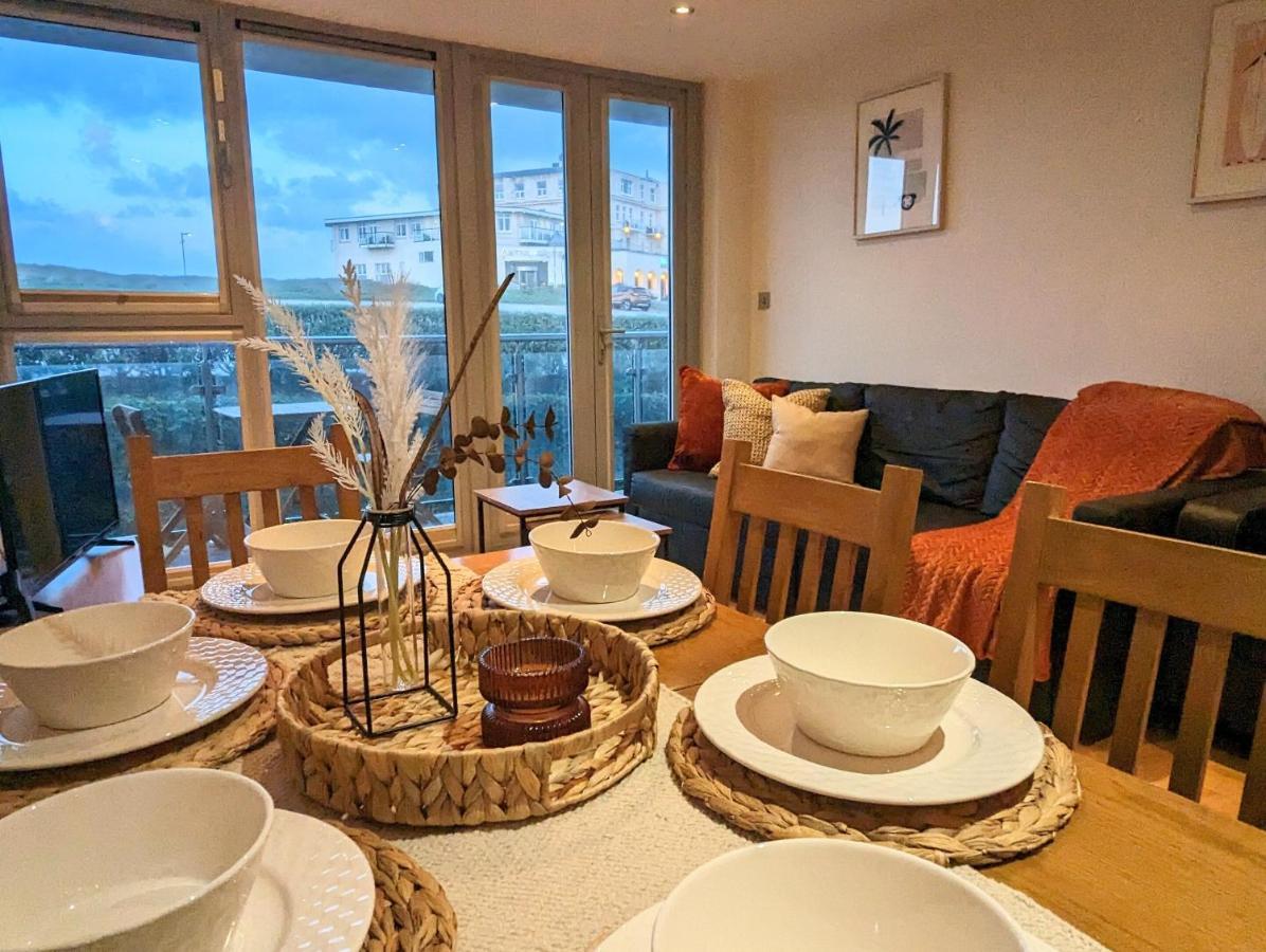 Apartment 100M From Fistral Beach- Underground Parking-Surf Shower & Locker- Sleeps 6 New Quay Buitenkant foto